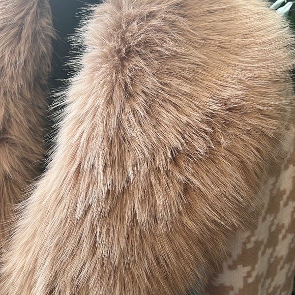 STUNNING cream houndstooth jacket! Removable cuffs and collar belted coat. - Picture 2 of 5